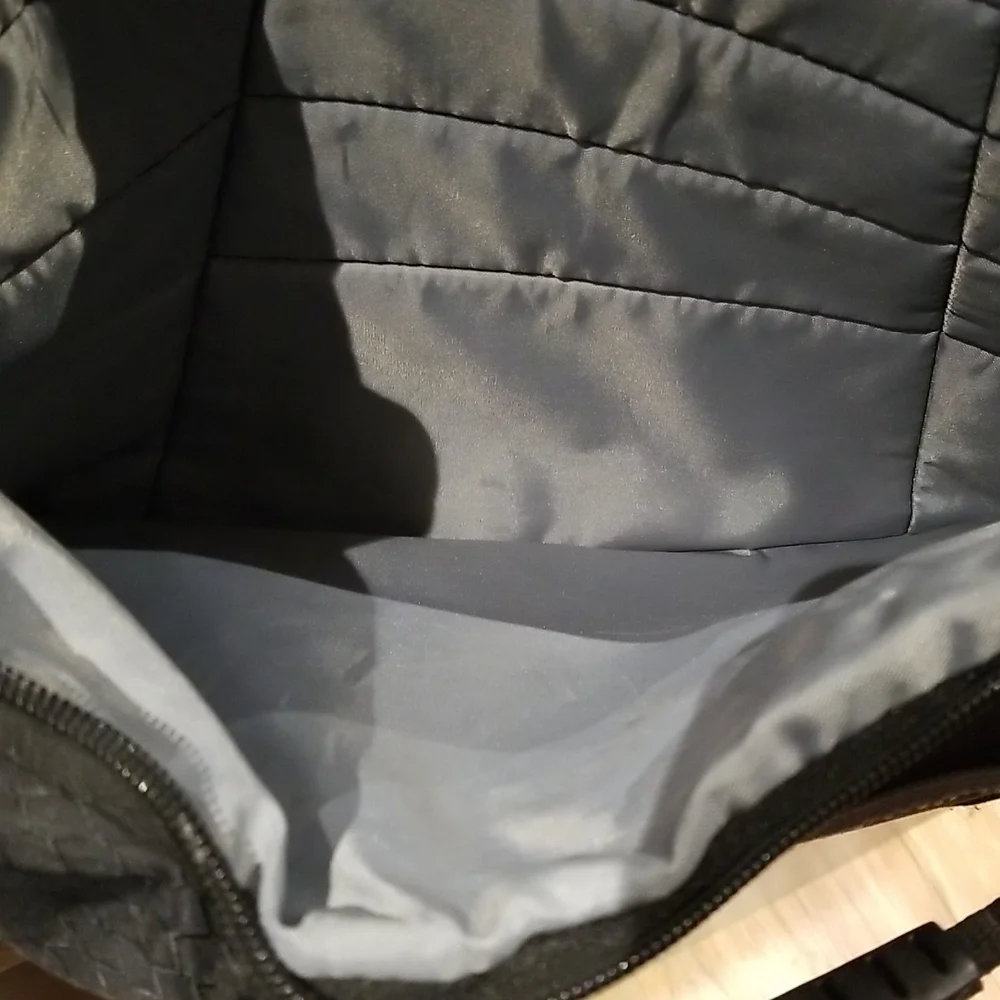 Messenger Bag. Like new lots pockets/waterbottle pocket & many zippered compart.